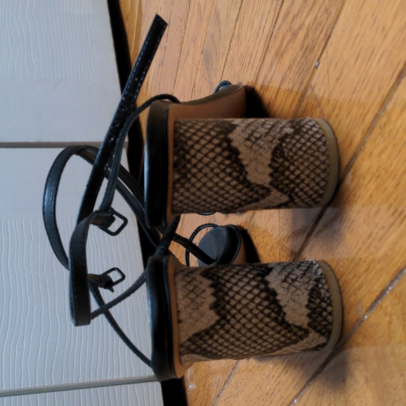 Dolce Vita Naomey Block Sandal Heels - Picture 3 of 4